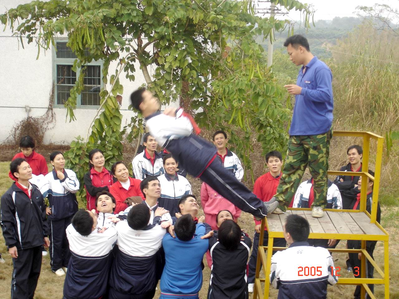 背摔